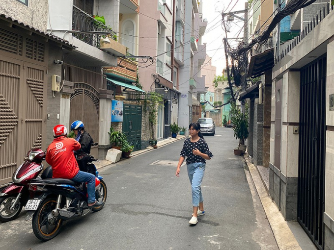 Hẻm 162 Phan Đăng Lưu (phường 3, quận Phú Nhuận, TP.HCM) trở nên rộng rãi, thẳng tắp nhờ người dân hiến đất mở rộng. Ảnh: HOÀNG GIANG
