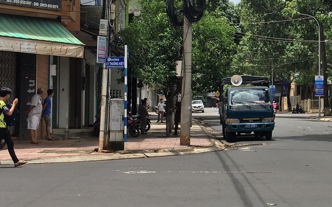 Lực lượng chức năng thông báo phong tỏa khu vực nữ hành khách nghi nhiễm Covid-19 sinh sống. Ảnh: H.T.