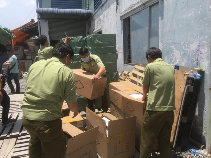 Lực lượng chức năng kiểm tra kho hàng
