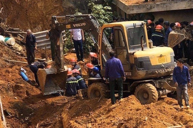 Lực lượng chức năng tìm kiếm các nạn nhân. Ảnh: Phú Thọ 24/7.