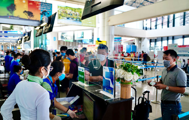 Hành khách làm thủ tục tại sân bay. Ảnh: Tuấn Lương