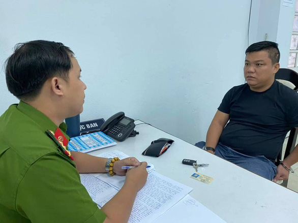 Cơ quan công an làm việc với một người trong chuyên án - Ảnh: A.B.