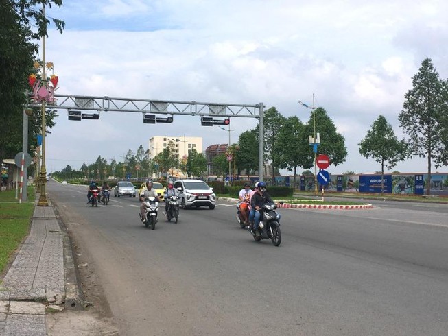 Đường Võ Văn Kiệt là một trong những tuyến đường rộng rãi, có vị trí đẹp vì kết nối thẳng ra sân bay Cần Thơ. Ảnh: NHẪN NAM
