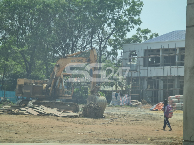 Muốn vào lớp học phải băng qua công trường