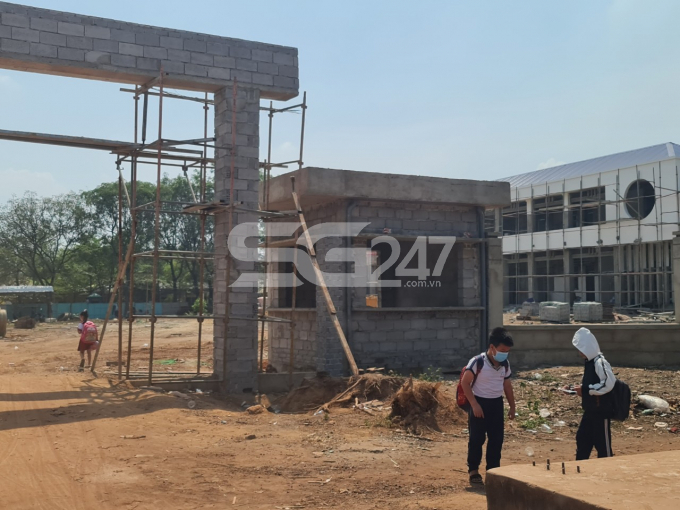 Trụ cổng được chống đỡ sơ sài mỏng manh