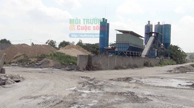 Từ nền khu sản xuất đến con đường dẫn vào trạm trộn bê tông Đại Lộc Phát không được đổ bê tông nên mỗi khi hoạt động sản xuất và xe chở bê tông đi lại là gây bụi mịt mù, gây ô nhiễm môi trường