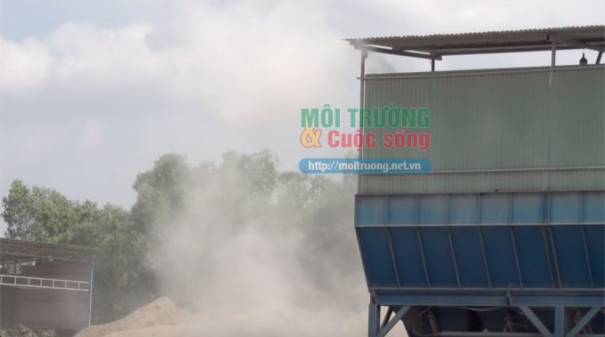 Mỗi khi hoạt động là bui cát, đá bay mù trời khiến người dân vô cùng bức xúc