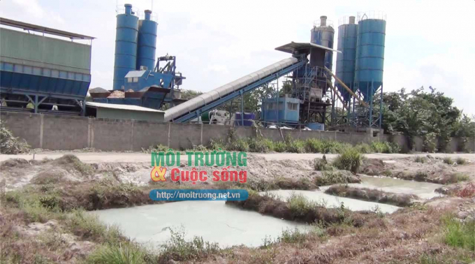 Nước thải của Trạm trộn bê tông của Công ty CP xây dựng thương mại dịch vụ Đại Lộc Phát không được xử lý đúng quy định trước khi xả thải ra môi trường