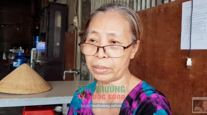 Bà Phan Thị Hương – Chi hội phó Chi hội cựu chiến binh khu phố Tân Lập yêu cầu trạm trộn bê tông Đại Lộc Phát phải có biện pháp để giảm thiểu ô nhiễm môi trường
