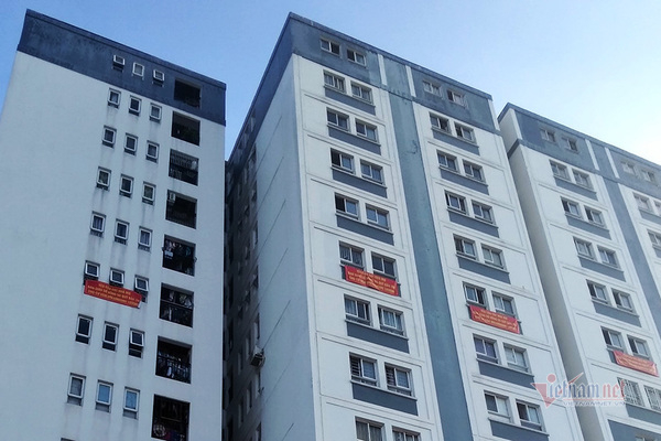 Cư dân chung cư Dream Home Luxury treo băng rôn ở mặt ngoài căn hộ đòi sổ hồng.