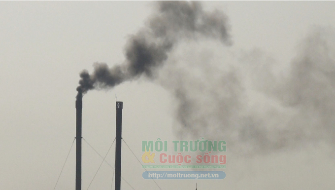 Khói thải đen xì, khét lẹt luôn là nỗi ám ảnh của người dân và người lao động gần Công ty môi trường Quý Tiến