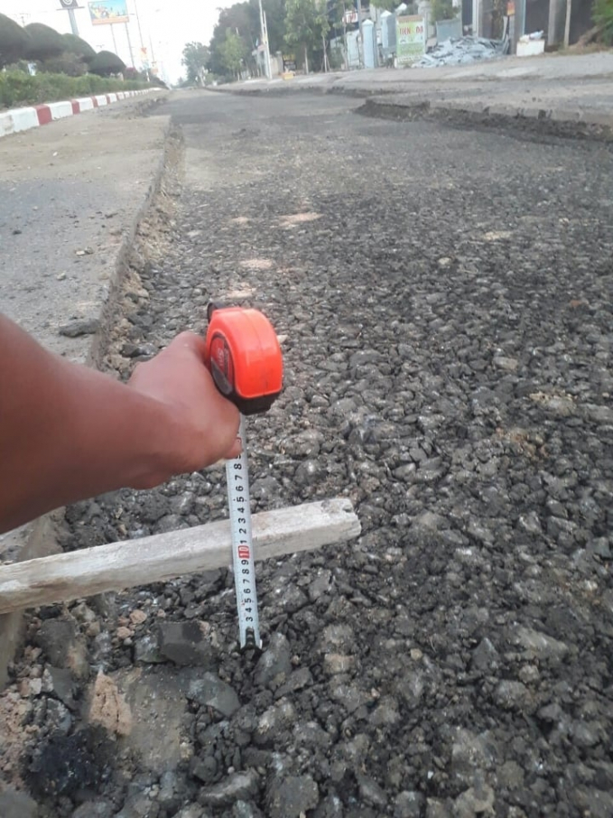 Sử dụng vật liệu sai với thiết kế (thiết kế sử dụng đá cấp phối dày 15 cm nhưng lại sử dụng sỏi sông với độ dày 10 cm