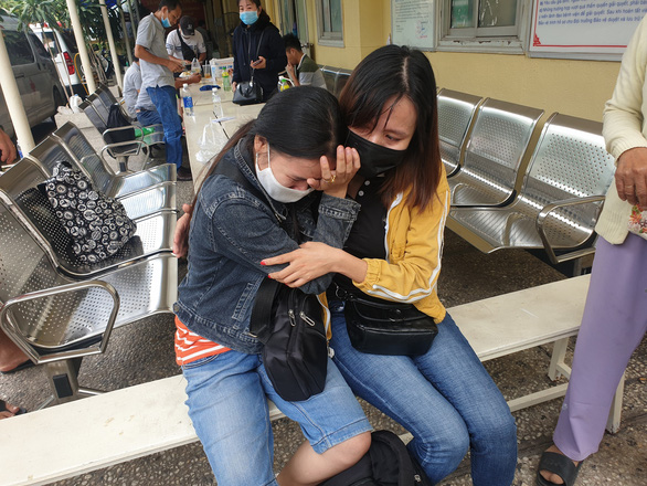 Gia đình anh G. tại nhà vĩnh biệt Bệnh viện Chợ Rẫy chuẩn bị đưa thi thể anh G. về quê nhà - Ảnh: MINH HÒA