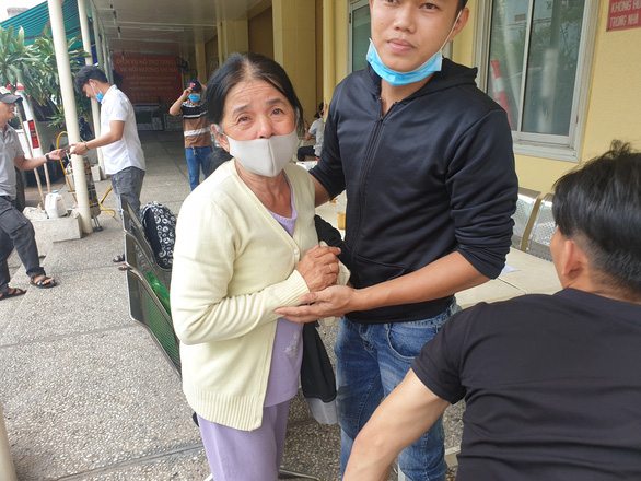 Mẹ anh G. xúc động khi đón thi thể con trai mình về quê an táng - Ảnh: THU HIẾN