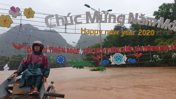 Cụ Sử chống thuyền đi trong nước lũ