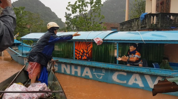 Bằng cách này hay cách khác, từng suất quà (5 gói mì tôm) được cha con chị Hương chuyển cho mọi người