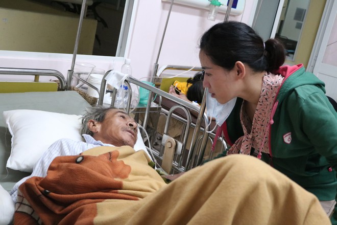 Sức khỏe của cụ ông đã ổn định, tuy nhiên ông vẫn còn rất yếu không thể tự chăm sóc bản thân. ẢNH: NVCC