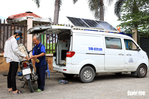 Nhìn từ xa, chiếc xe của ông Đinh Trung Ngân như một chiếc “rađa” di động - Ảnh: NHẬT THỊNH