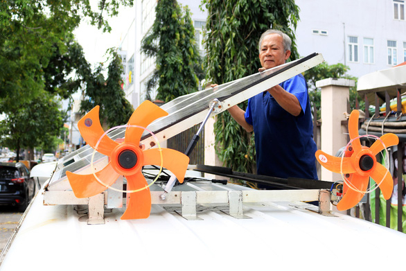 Ông Ngân sửa lại hướng cho tấm pin mặt trời đón được nắng nhiều nhất