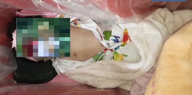 Hình ảnh bé K. nằm trong quách để tại Nhà hỏa táng từ thiện TP.Sa Đéc (ẢNH CẮT RA TỪ VIDEO PHÁT TÁN TRÊN MẠNG XÃ HỘI)