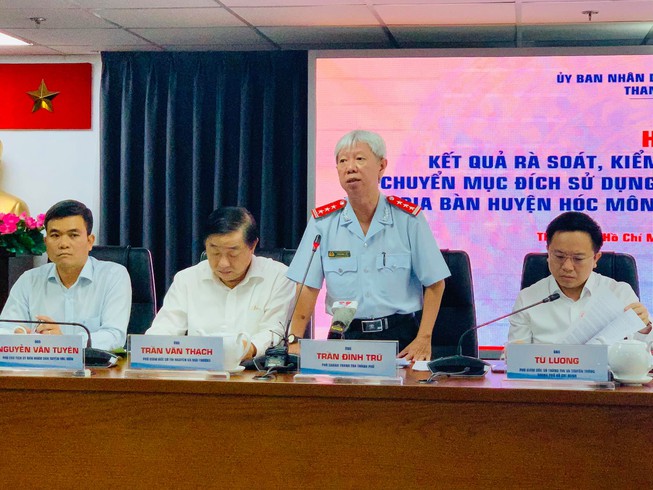 Ông Trần Đình Trữ, Phó Chánh Thanh tra TP thông tin về 1.386 hồ sơ sai phạm đất đai tại Hóc Môn. Ảnh: VIỆT HOA