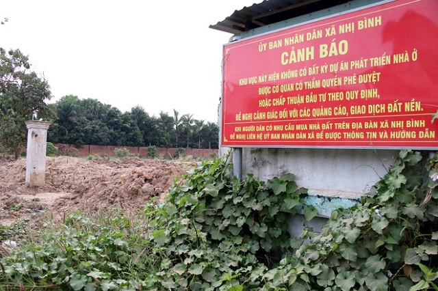 Cảnh báo một dự án phân lô bán nền trên địa bàn huyện Hóc Môn (ảnh: Trọng Tín)