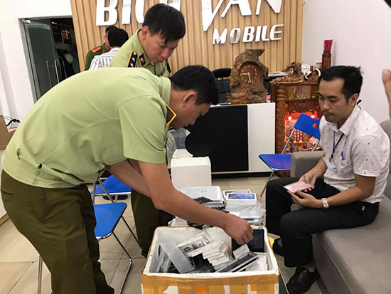 Đoàn kiểm tra liên ngành tiến hành kiểm tra điện thoại di động bày bán tại cửa hàng B.V