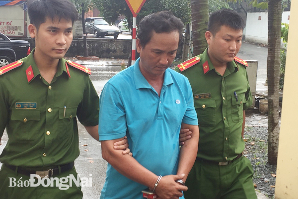 Lực lượng công an khống chế đối tượng Chế Văn Bò về trụ sở làm việc