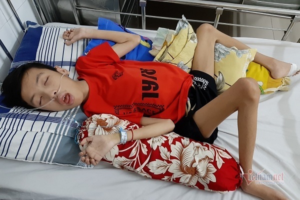 Không may mắc phải căn bệnh hiếm gặp, mọi sinh hoạt cá nhân Minh Phi đều phải phụ thuộc hết vào mẹ.