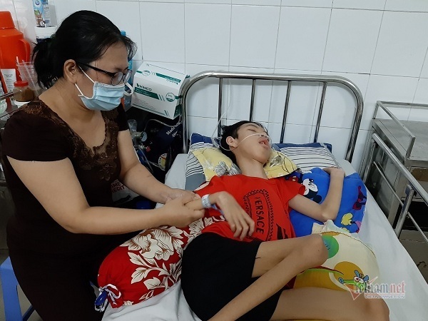 Nhìn con trai đau đớn mà cõi lòng chị Thư như bị đứt đoạn.