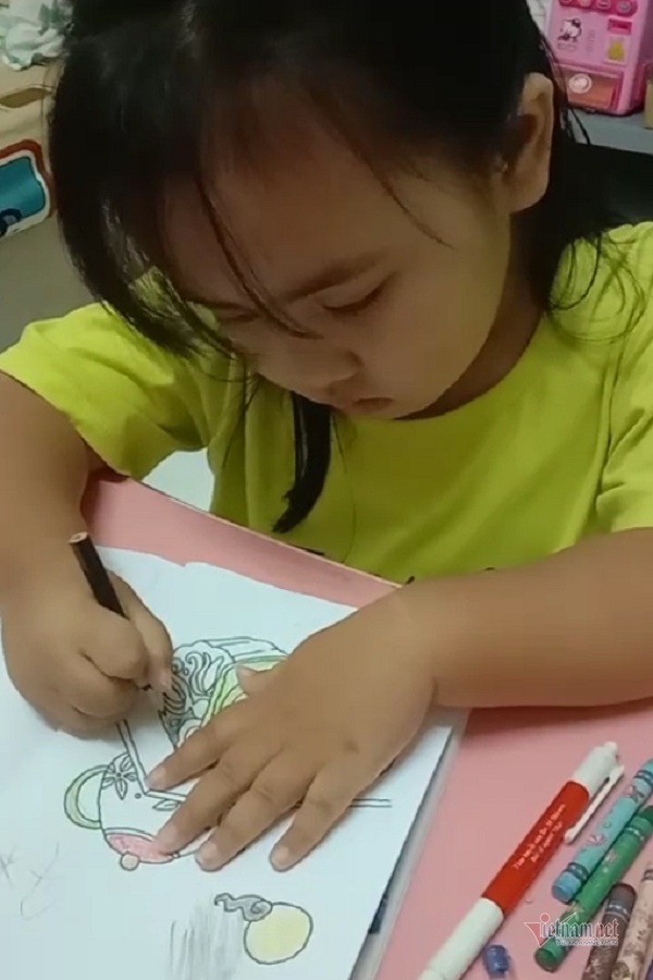 Bé Như Ý bầu bĩnh đáng yêu cũng mắc phải căn bệnh, nhưng gia đình chưa có tiền để đưa con đi khám.