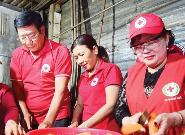 Ông Giao tham gia nấu cháo từ thiện giúp các bệnh nhân nghèo tại Quảng Ngãi (Ảnh NVCC)