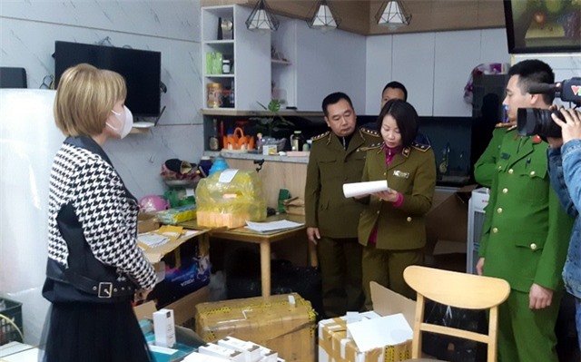 Lực lượng liên ngành kiểm tra đột xuất kho hàng của người phụ nữ bán hàng online.