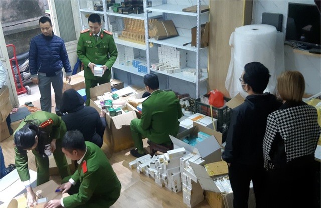 Hơn 2.000 sản phẩm bị lực lượng chức năng niêm phong, thu giữ để tiếp tục làm rõ.