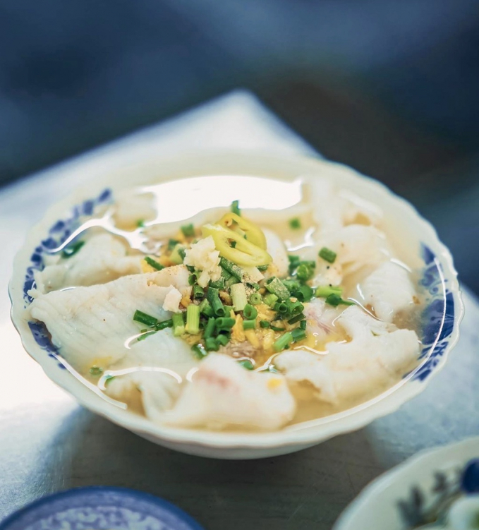 Tiệm ăn đường Tôn Thất Tùng, quận 1, là tọa độ bạn có thể đổi vị với hủ tiếu cá. Món ăn chinh phục nhiều người bởi xá bấu giòn rụm, thịt cá lóc tươi ngọt quyện nước dùng thanh mát. Bạn có thể chấm cá vào bát nước chấm để cảm nhận trọn vẹn hương vị. Quán luôn tấp nập khách và chỉ bán vào buổi sáng, nếu bạn muốn thưởng thức hãy tranh thủ đến sớm. Ảnh: Foodholicvn.