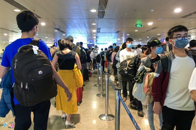 Chiều 31/1, sân bay Tân Sơn Nhất đông đúc do nhiều người rời TP.HCM, về quê đón Tết sớm vì lo sợ dịch Covid-19 diễn biến phức tạp. Ảnh: Duy Hiệu.
