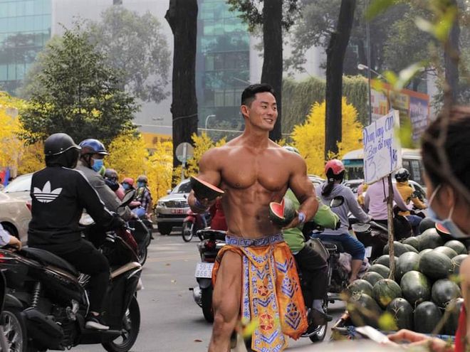 Mới đây, hình ảnh một anh chàng có cơ bắp cuồn cuộn đóng khố, hóa trang trang thành hình tượng Mai An Tiêm bán dưa hấu phía trước Nhà văn hóa Thanh niên (Q.1, TP.HCM) đã gây “sốt” mạng xã hội.