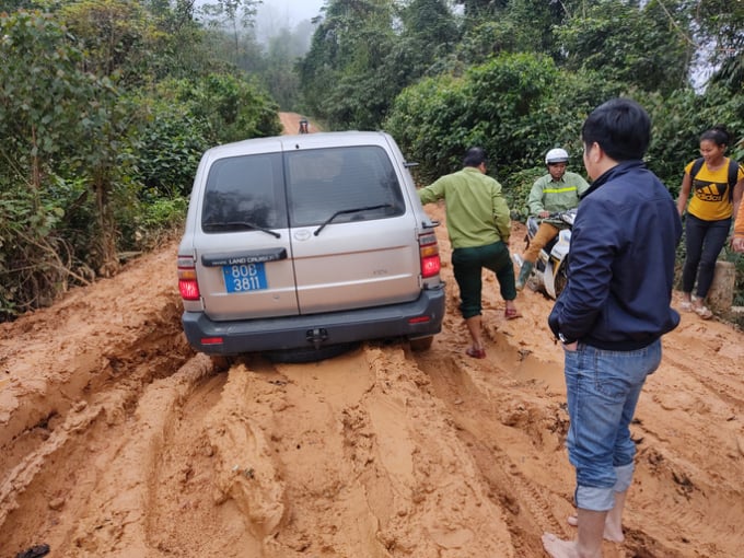 Những cơn mưa rừng khiến đường vào bản càng thêm lầy lội, khó đi.