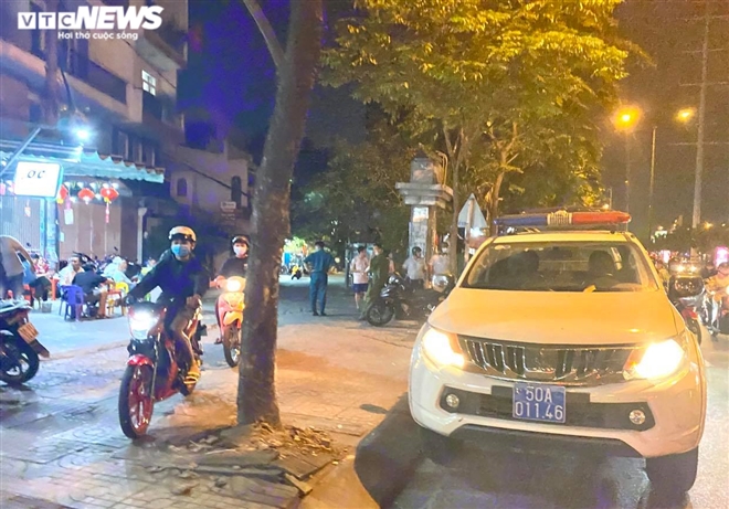 Tương tự, tại đường Phạm Văn Đồng, nhiều quán nhậu vẫn bất chấp đón khách. Một số trường hợp