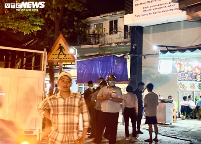 Nhiều quán nhậu dù đã được đoàn kiểm tra nhắc nhở nhiều lần nhưng vẫn cố tình làm ngơ. Sau khi bị lập biên bản, những hàng quán này mới có động thái ngưng nhận khách.