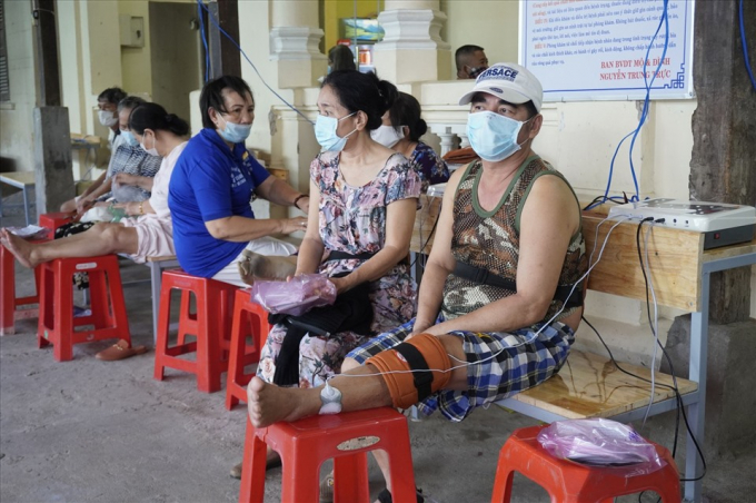Bà con khắp các tỉnh đến thăm khám và nhận thuốc nam miễn phí tại đình Nguyễn Trung Trực. Ảnh: PV