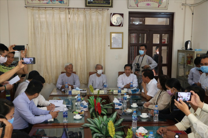 Buổi làm việc với vợ chồng ông Huỳnh Uy Dũng (Dũng “lò vôi”), bà Nguyễn Phương Hằng cùng lương y Võ Hoàng Yên có rất nhiều cơ quan báo chí tham gia. Ảnh: Anh Tú