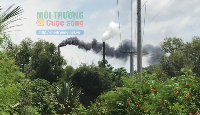 Những làn khói đen kịt cùng mùi khét lẹt của Công ty Thanh Tùng 2 luôn bủa vây người dân ấp 4, xã Vĩnh Tân, huyện Vĩnh Cửu.