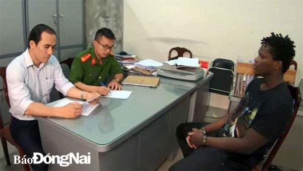 Cán bộ điều tra Công an tỉnh và phiên dịch viên làm việc với một đối tượng người nước ngoài trong đường dây lừa đảo