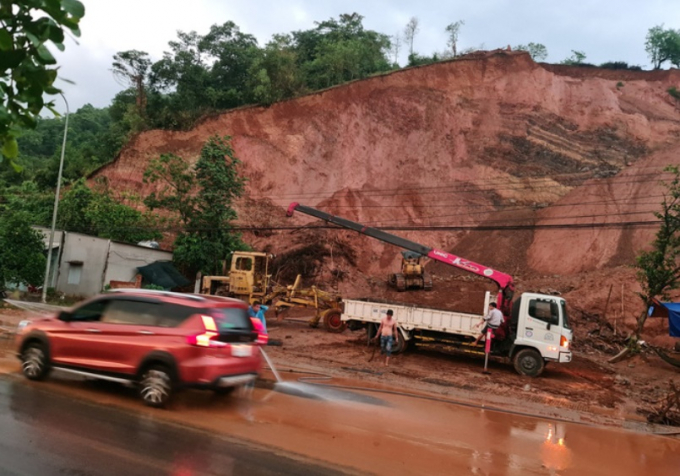 Trận mưa ngày 21-3 kéo theo các khối đất tràn ra Quốc lộ 20