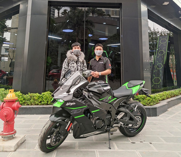 Ngày 8-1 (một ngày sau khi cướp tiền ngân hàng), Nguyễn Văn Nam đến một cửa hàng tại Hà Nội mua xe phân khối lớn để trốn chạy