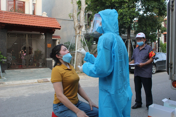 Lấy mẫu xét nghiệm phòng chống dịch COVID-19 cho người dân ở thành phố Thanh Hóa - Ảnh: HÀ ĐỒNG
