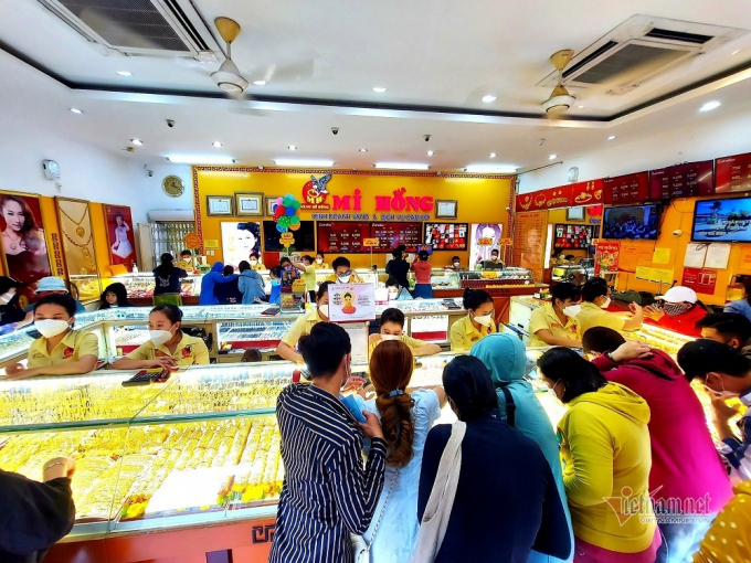Ngay từ những ngày đầu năm, lượng khách mua vàng tại các cửa hàng là khá đông (ảnh: Trần Chung)