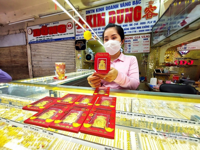 Một sản phẩm vàng có hình thần tài đón tài lộc năm mới (ảnh: Trần Chung)