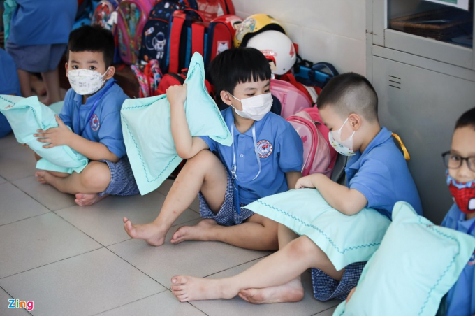 Nhiều trẻ em mắc Covid-19 sau thời gian ngắn trở lại trường. Ảnh minh họa: Phương Lâm.